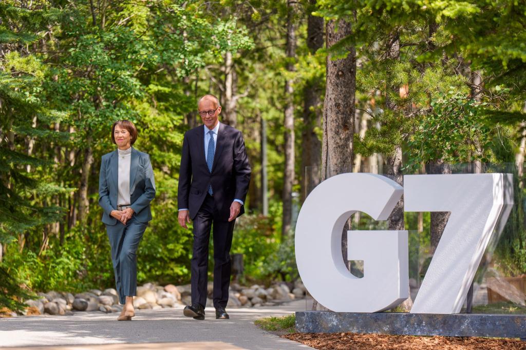 Aussagen von Bundeskanzler Friedrich Merz zu Israel und Iran am Rande des G7-Gipfels sorgen bei einigen in Deutschland für Befremden. (Archivbild) - Foto: Michael Kappeler/dpa-Pool/dpa