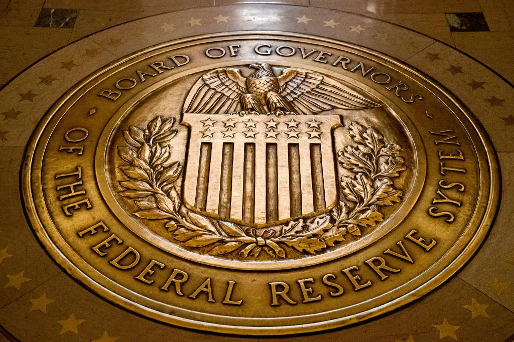 Die US-Notenbank zeigt dem US-Präsidenten weiter die kalte Schulter und belässt den Leitzins auf einem relativ hohen Niveau. - Foto: Andrew Harnik/AP/dpa