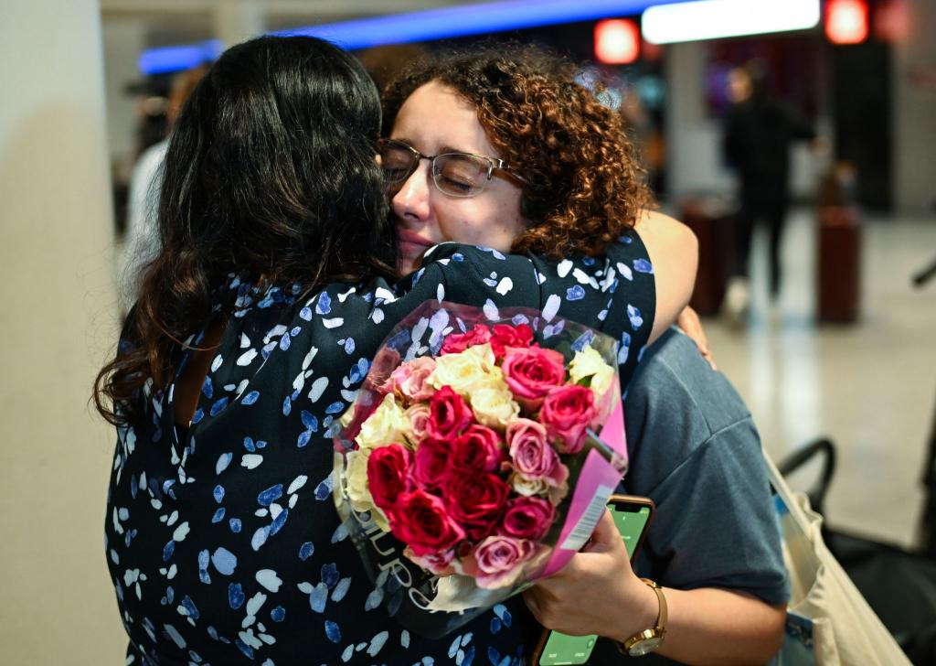 Am Frankfurter Flughafen schlossen viele Angehörige ihre Liebsten in die Arme. - Foto: Arne Dedert/dpa