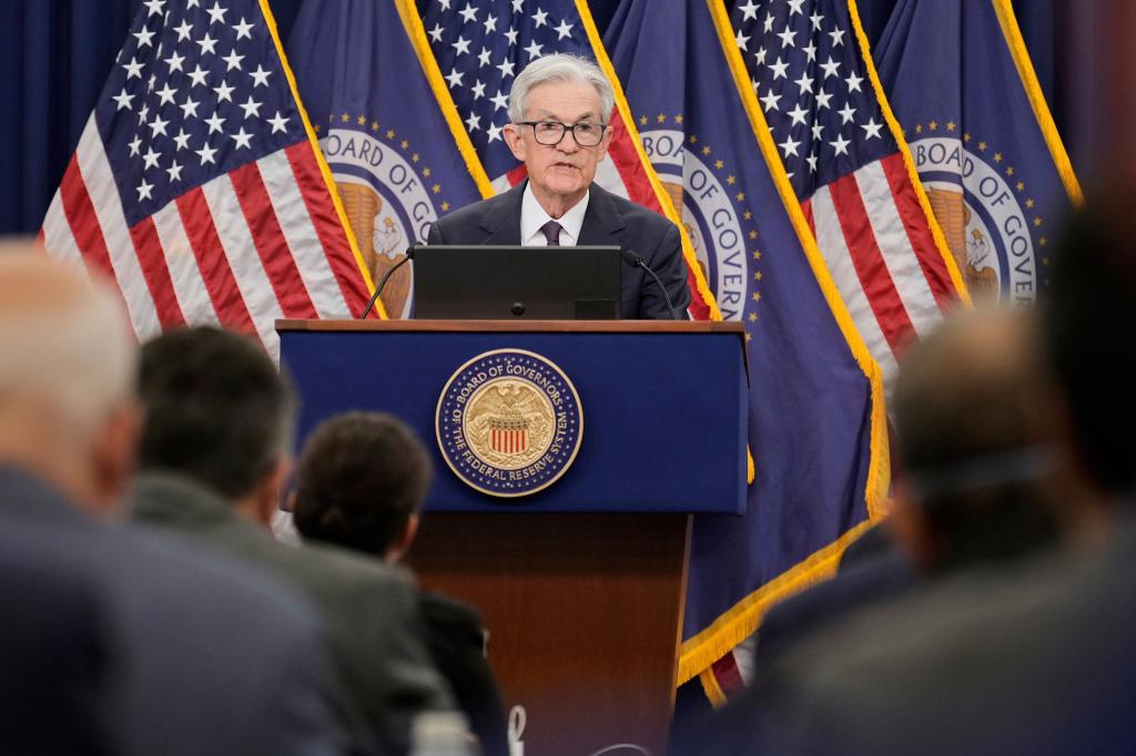 Die Federal Reserve mischt sich nicht in die Politik ein - doch die von US-Präsident Donald Trumps Zollpolitik ausgelöste Unsicherheit macht es den Notenbankern schwer, ihren Kurs festzulegen. - Foto: Mark Schiefelbein/AP/dpa