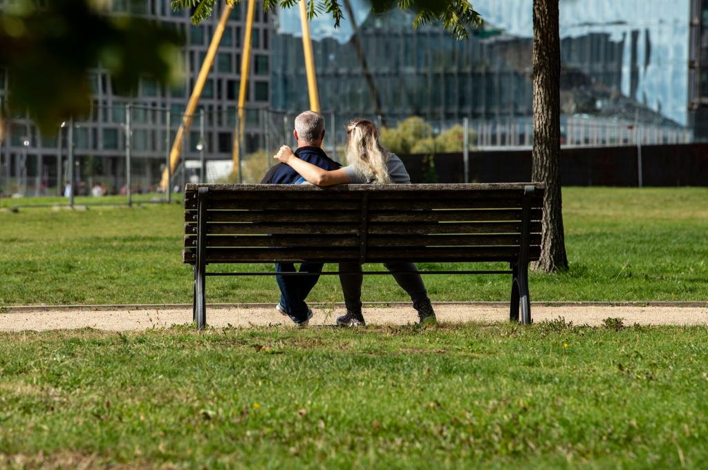 Die Zufriedenheit in Beziehungen kann teils binnen kurzer Zeit stark schwanken. Das ist ein zentrales Ergebnis einer psychologischen Studie unter Federführung der Uni Mainz. (Symbolfoto) - Foto: Paul Zinken/dpa