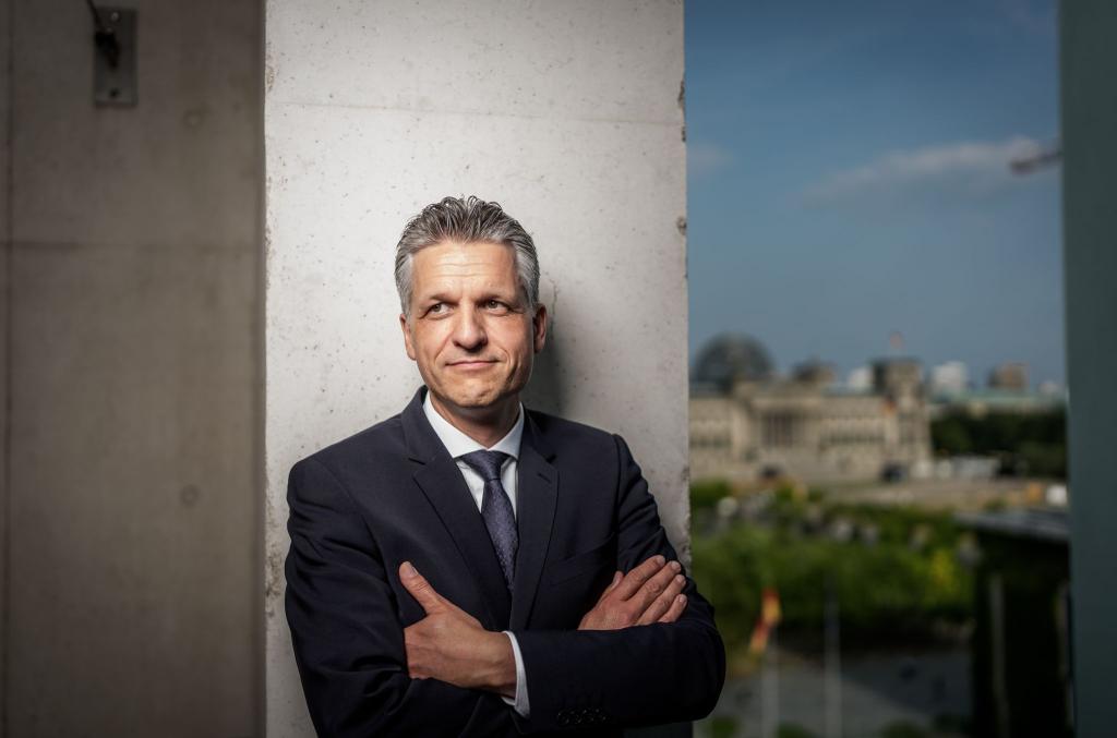 Der Kanzleramtschef bekräftigt die Verpflichtung Deutschlands, zur Verteidigungsfähigkeit Israels beizutragen. - Foto: Michael Kappeler/dpa