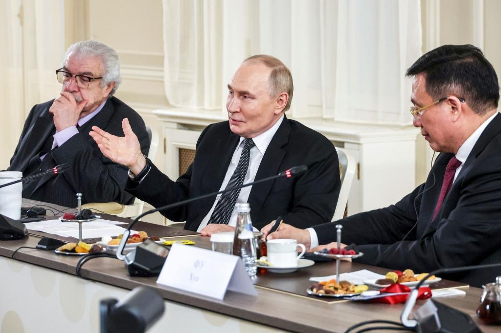 Beim Wirtschaftsforum in St. Petersburg trifft Putin traditionell Vertreter der großen Nachrichtenagenturen. - Foto: Vyacheslav Prokofyev/Pool Sputnik Kremlin/AP/dpa