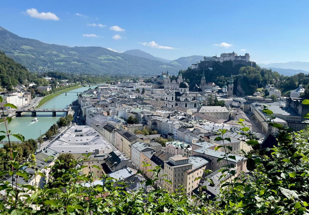 Festspielstadt schlechthin: Ausblick vom Mönchsberg auf Salzburg. (Archivbild) - Foto: Anita Arneitz/dpa-tmn