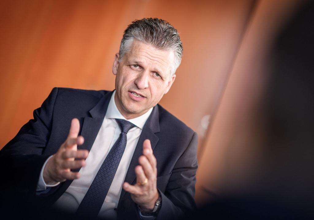 Kanzleramtschef Thorsten Frei (CDU) sieht keine geänderte Haltung der Bundesregierung gegenüber Israel. - Foto: Michael Kappeler/dpa
