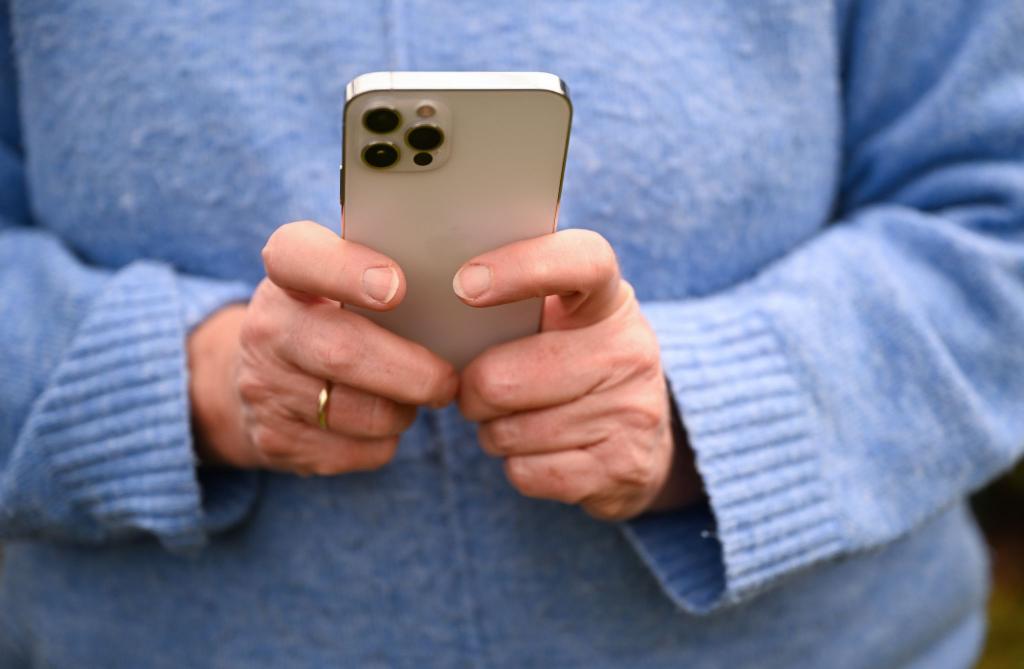 Das ungute Gefühl gegenüber neuen digitalen Anwendungen ist bei älteren Menschen besonders stark ausgeprägt. - Foto: Bernd Weißbrod/dpa