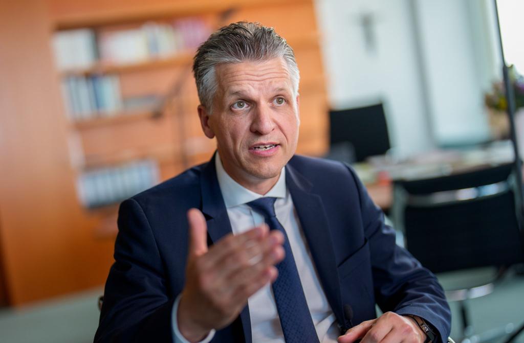 Kanzleramtschef Frei kann sich nur schwer vorstellen, dass Freiwilligkeit reicht, um die Bundeswehr ausreichend zu vergrößern. - Foto: Michael Kappeler/dpa
