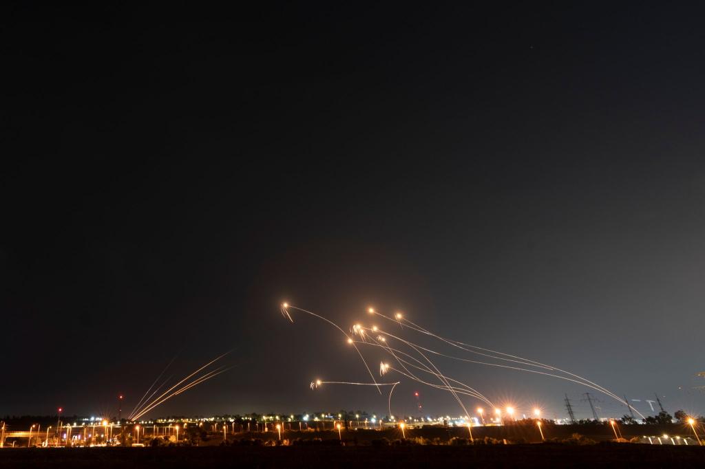 Erneut meldet Israels Militär Raketen- und Drohnenangriffe aus dem Iran. - Foto: Ohad Zwigenberg/AP/dpa
