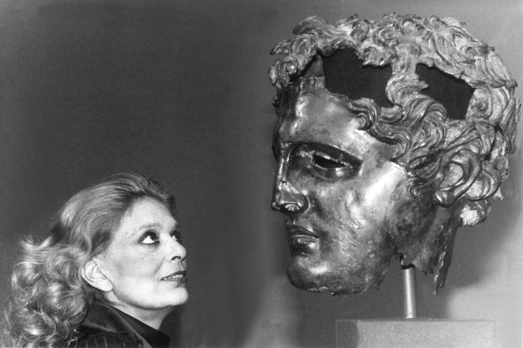 Die griechische Schauspielerin, Sängerin und damalige Kulturministerin Melina Mercouri 1982 im Metropolitan Museum of Art in New York. - Foto: UPI/dpa