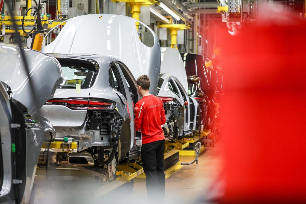 Der Auftragsbestand in der deutschen Industrie wächst - dank einer Erholung in der Autobranche. (Archivbild) - Foto: Jan Woitas/dpa