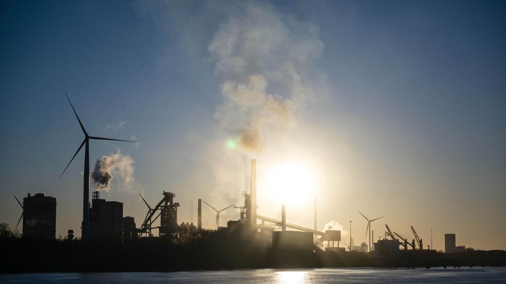 So schnell wie erhofft wird deutscher Stahl nicht grün, das heißt ohne CO2-Ausstoß, hergestellt. (Symbolbild) - Foto: Sina Schuldt/dpa