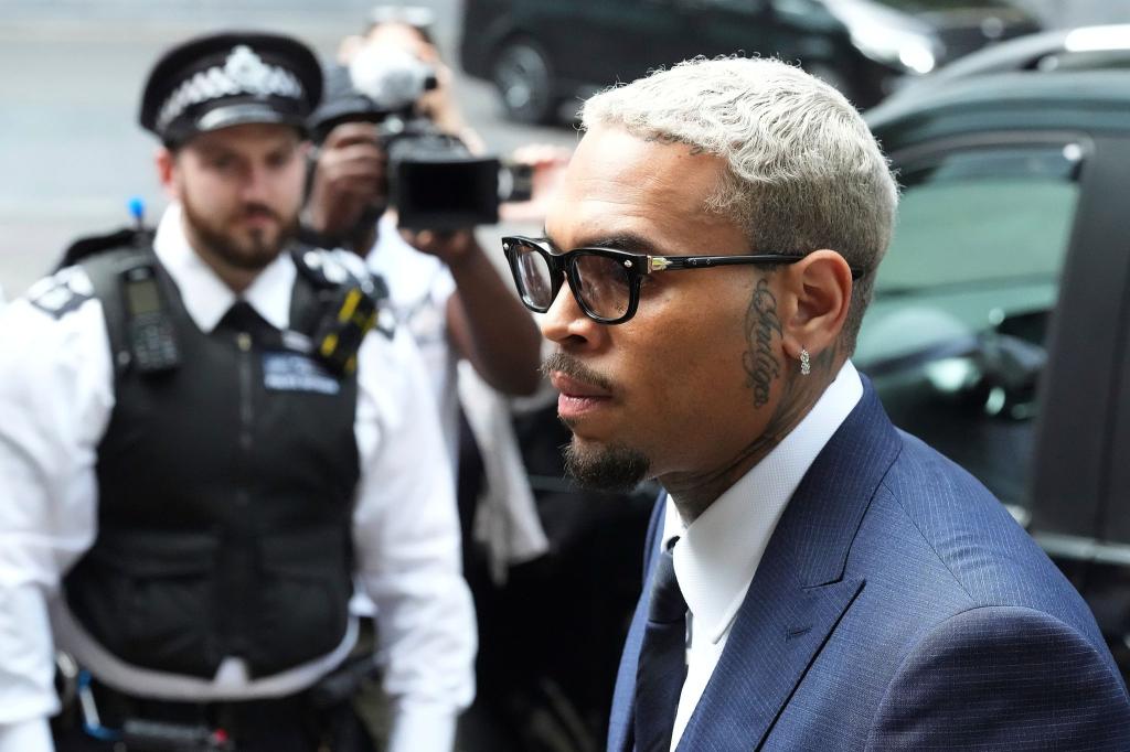 Der US-Sänger Chris Brown plädiert auf nicht schuldig. - Foto: Frank Augstein/AP/dpa