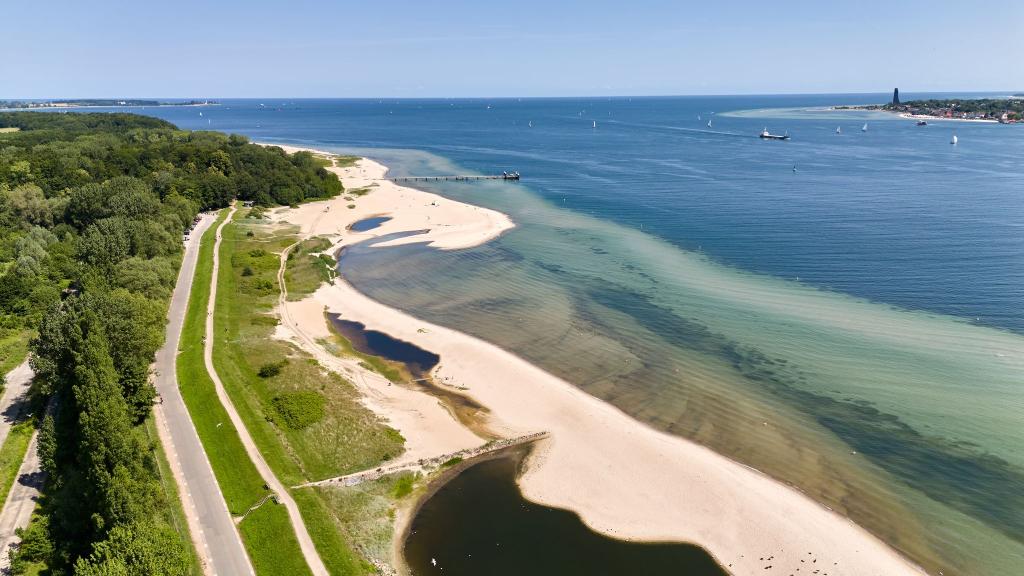 Eine exzellente Badewasserqualität wurde auch in der Nähe des Falckensteiner Strands nördlich von Kiel gemessen. - Foto: Georg Wendt/dpa