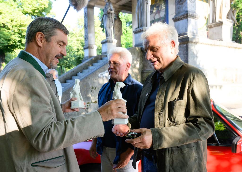 Bayerns Ministerpräsident Markus Söder überreicht Udo Wachtveitl und Miroslav Nemec den Preis. - Foto: Jörg Koch/Bayerische Staatskanzlei/dpa