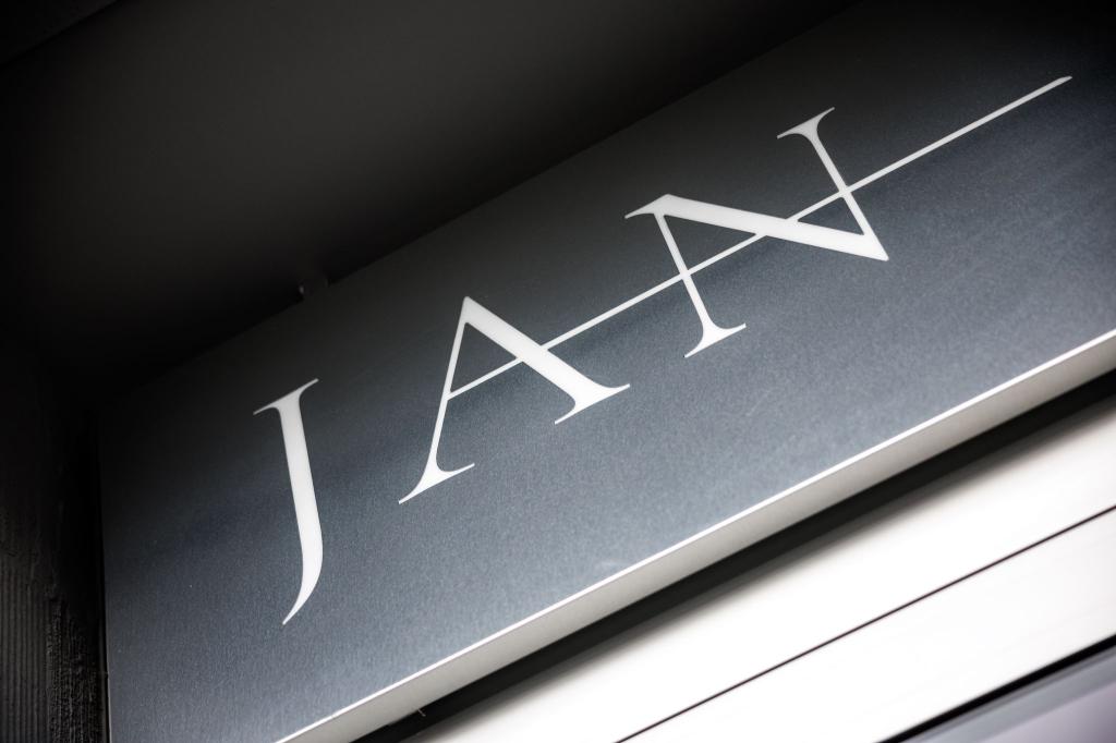 Schriftzug vom Restaurant «Jan» in München. (Archivbild) - Foto: Matthias Balk/dpa