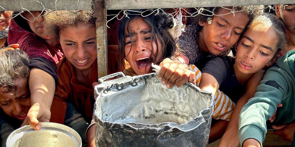 Unicef warnt vor den fatalen Folgen der zunehmenden Mangelernährung von Kindern im Gazastreifen. Die Jüngsten gerieten durch Hunger und Krankheiten in einen Teufelskreis. - Foto: Moaz Abu Taha/APA Images via ZUMA Press Wire/dpa