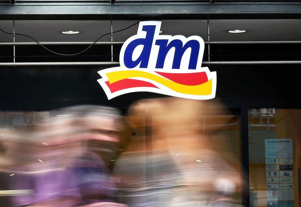 Aus Gründen des Verbraucherschutzes ruft dm ein Handserum zurück. (Archivbild) - Foto: Uli Deck/dpa