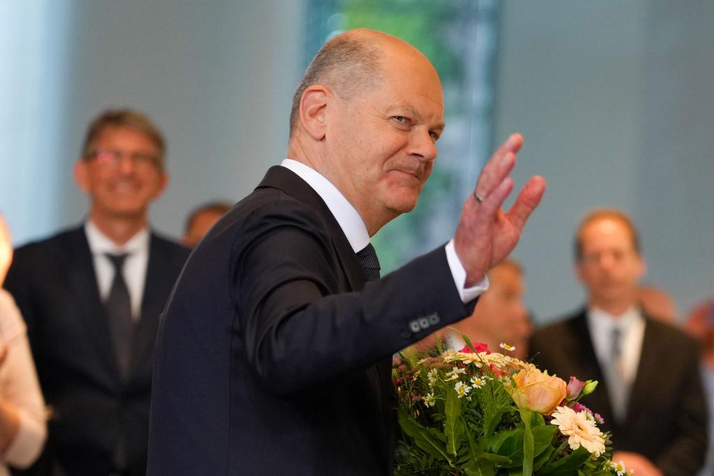 Scholz hat sich aus dem Kanzleramt verabschiedet - soll aber weiter ein Büro und Mitarbeiter haben. (Archivbild) - Foto: Michael Kappeler/dpa