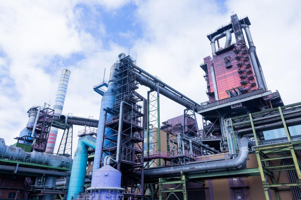 Bei Thyssenkrupp Steel in Duisburg soll eine neue Direktreduktionsanlage die Hochöfen 8 und 9 ersetzen. Die neue Anlage ist bereits in Bau. (Archivbild) - Foto: Rolf Vennenbernd/dpa