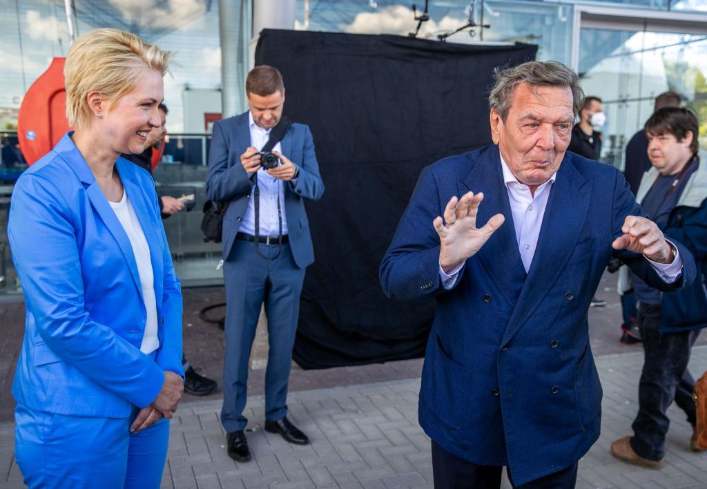 Der Landtagsausschuss zur Klimastiftung MV beharrt darauf, dass der frühere Bundeskanzler Gerhard Schröder (SPD) persönlich vor dem Gremium aussagt. (Archivbild) - Foto: Jens Büttner/dpa-Zentralbild/dpa