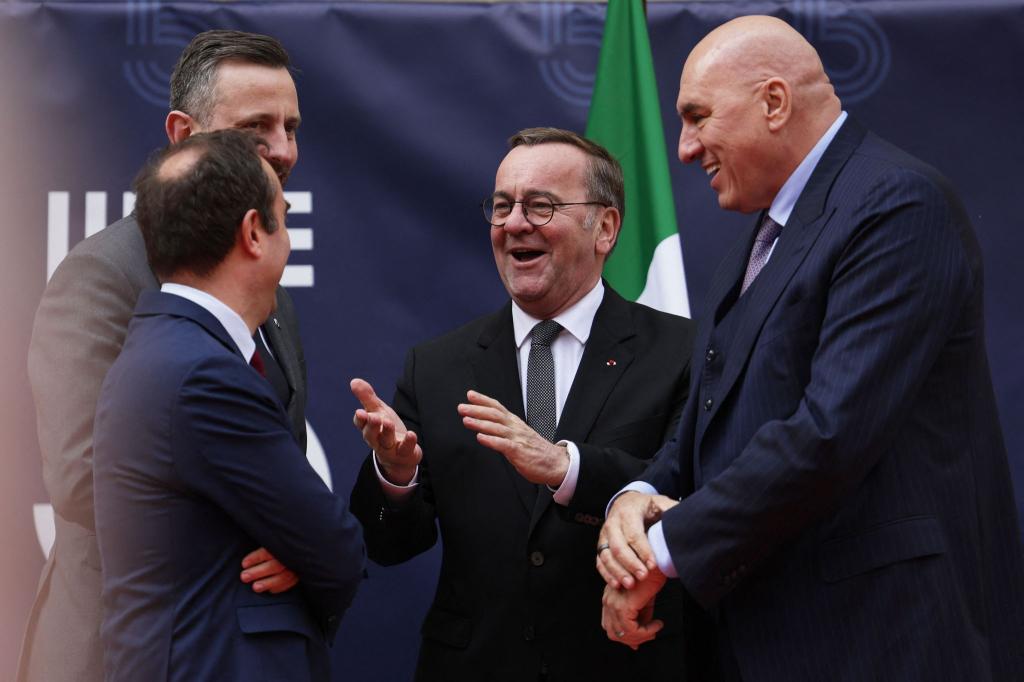 Italiens Verteidigungsminister Guido Crosetto (rechts) bei einem Treffen mit Verteidigungsminister Boris Pistorius (Mitte). (Foto: Archiv) - Foto: Thibaud Moritz/AFP/dpa