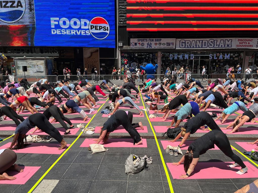 Trotz Hitzewelle versammeln sich Hunderte für Yoga auf dem Times Square. - Foto: Christina Horsten/dpa