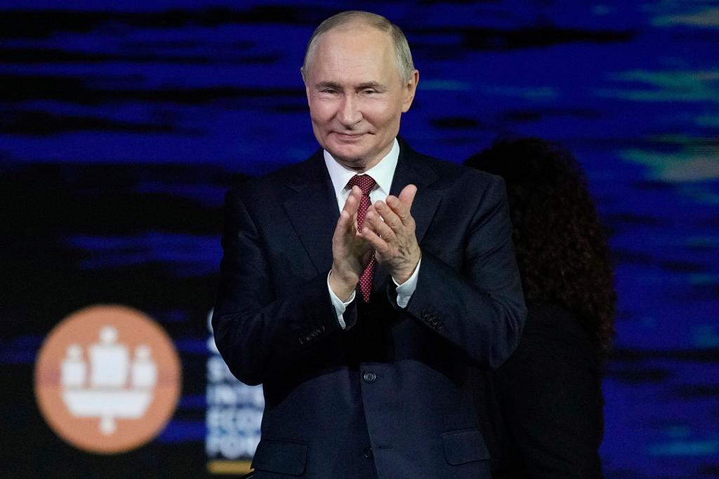 Putin bekam Applaus für seine Aussage, dass Russen und Ukrainer ein Volk seien. - Foto: Dmitri Lovetsky/AP/dpa