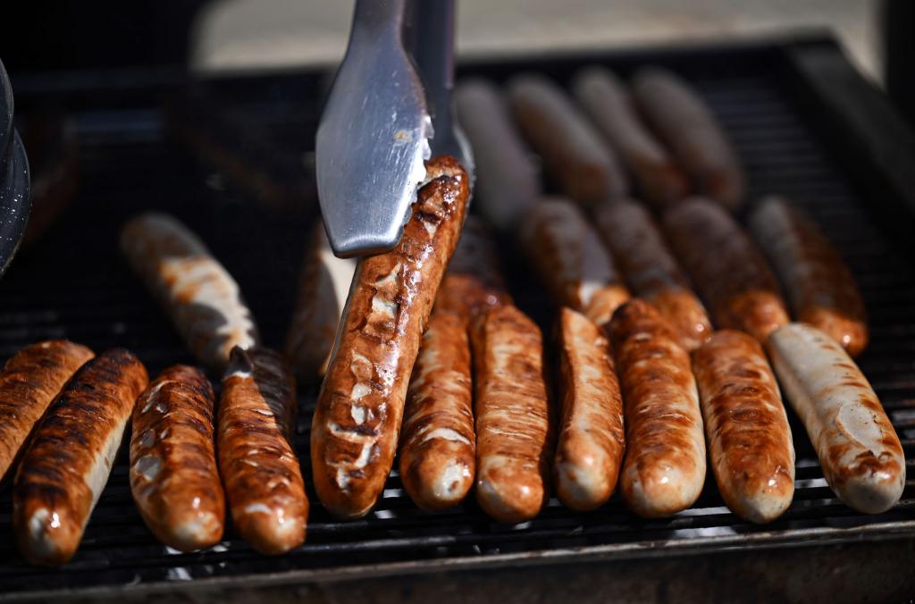 Fleisch auf dem Grill muss für viele sein. (Archivbild) - Foto: Martin Schutt/dpa