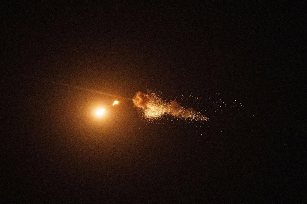 Jede Nacht muss sich die Ukraine gegen Angriffe aus der Luft verteidigen. (Archivbild) - Foto: Evgeniy Maloletka/AP/dpa