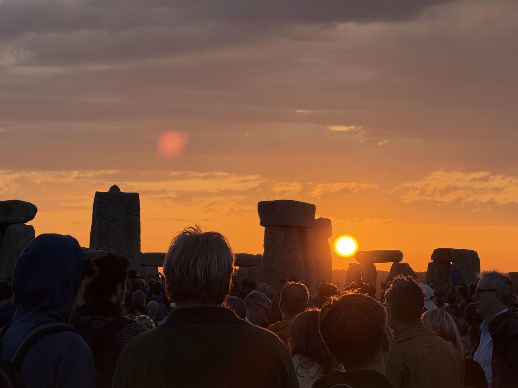 Dass in Stonehenge schon seit Jahrtausenden gefeiert werde, mache etwas mit einem, sagt eine Besucherin. - Foto: Zhanna Manukyan/PA Wire/dpa