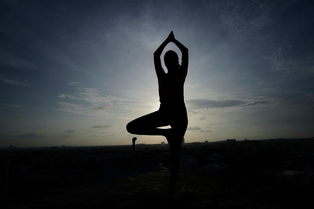 Ein Mädchen übt Yoga in Indien - Foto: Mahesh Kumar A./AP/dpa