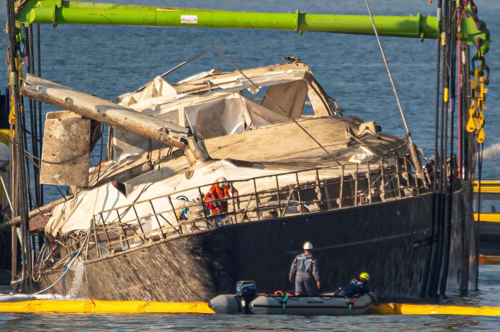  Mithilfe von Spezialkränen wurde zunächst die 56 Meter lange Segeljacht aus rund 50 Metern Tiefe angehoben. - Foto: Salvatore Cavalli/AP/dpa