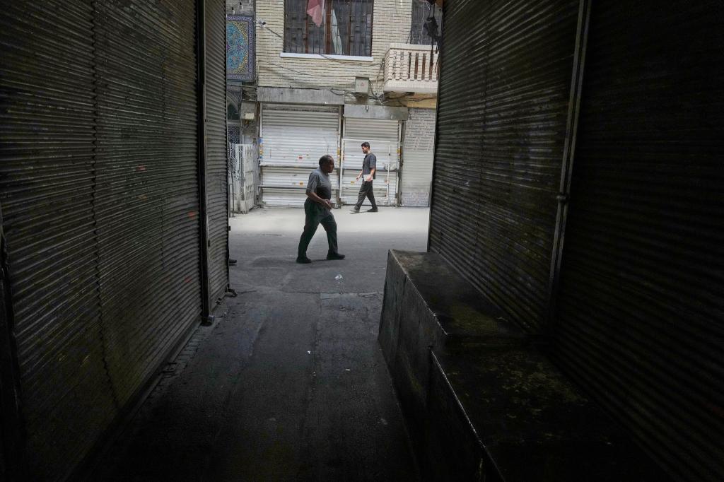 Nach seiner Festnahme im vergangenen Jahr wurde ein deutscher Tourist ins Gefängnis nach Teheran gebracht. (Archivbild) - Foto: Vahid Salemi/AP/dpa