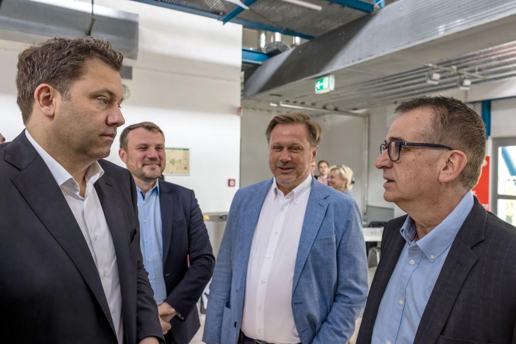 SPD-Chef Lars Klingbeil will sich für Industriearbeitsplätze in Stahlwerken einsetzen. - Foto: Frank Hammerschmidt/dpa