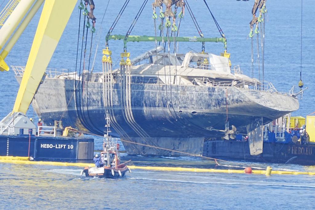 Nach zehn Monaten wurde die Luxusyacht komplett aus dem Wasser gehoben. - Foto: Peter Byrne/PA Wire/dpa