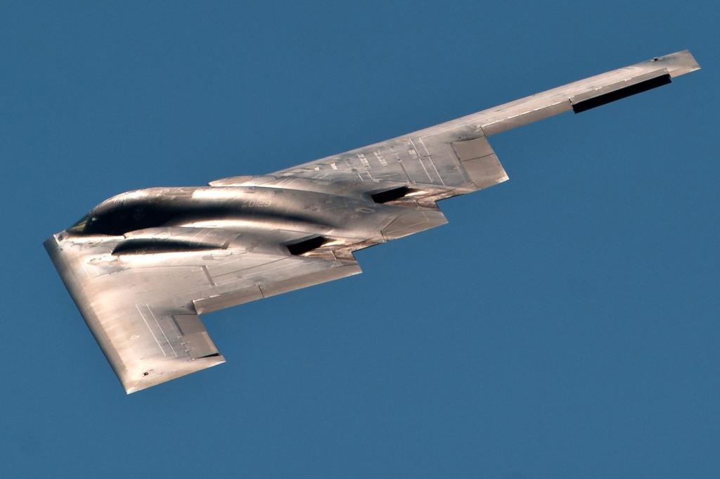 Die schwere Bombe vom Typ GBU-57 kann nur von B-2-Tarnkappenbombern der US-Luftwaffe abgeworfen werden. (Handout) - Foto: Nathan Gallahan/U.S. Air Force/dpa