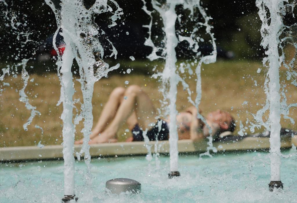 Vielen Menschen fanden am Samstag am Wasser etwas Abkühlung. - Foto: Sebastian Willnow/dpa