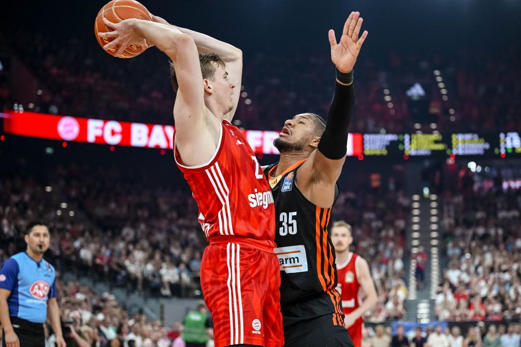 Der FC Bayern München um Justus Hollatz (l) und Ratiopharm Ulm mit Karim Jallow lieferten sich eine packende dritte Final-Partie. - Foto: Harry Langer/dpa