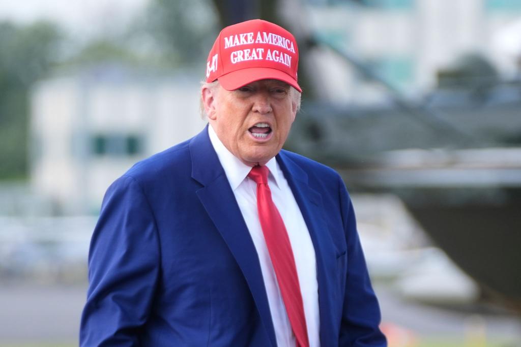 Tagelang wollte Trump sich mit Blick auf eine militärische Intervention der USA im Iran nicht festlegen. - Foto: Manuel Balce Ceneta/AP/dpa