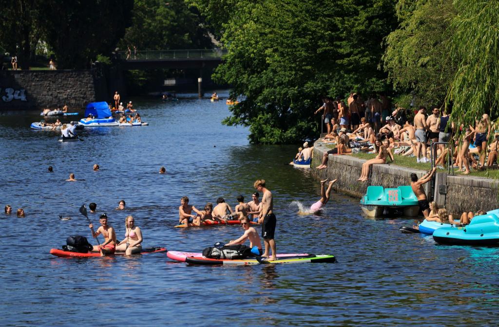 Die hohen Temperaturen werden auch am Sonntag viele Menschen ans Wasser ziehen. - Foto: Christian Charisius/dpa