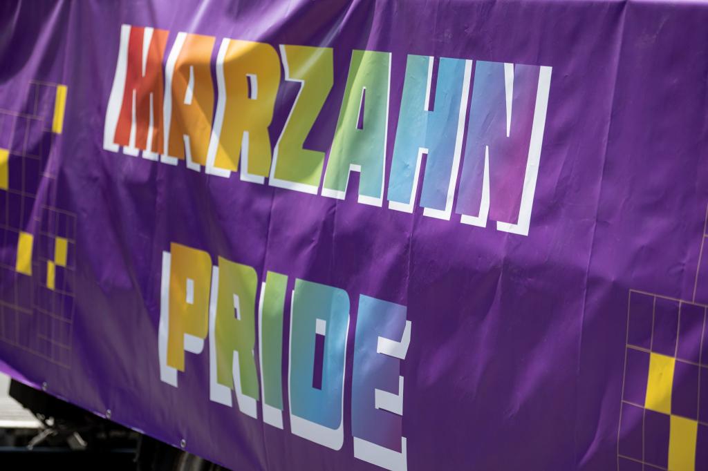 Die «Marzahn Pride» fand zum sechsten Mal statt. - Foto: Fabian Sommer/dpa