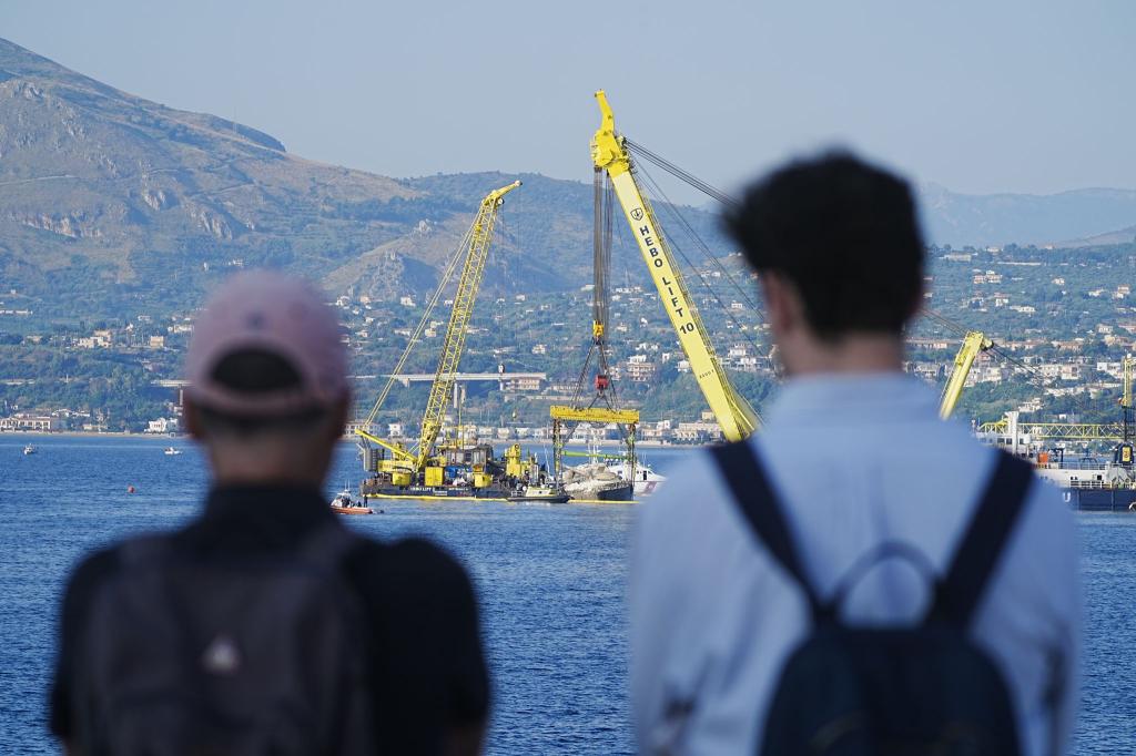 Ein besonderer Anblick: die Bergung der Superyacht «Bayesian». - Foto: Peter Byrne/PA Wire/dpa