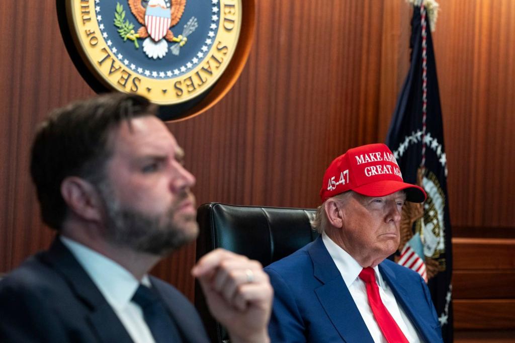 US-Präsident Donald Trump hat die Atomanlagen des Irans bombardieren lassen. Das wirft die Frage auf, ob der Konflikt jetzt eskalieren könnte. - Foto: -/The White House via AP/dpa