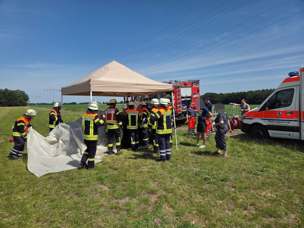 Drei Jungen sitzen bei großer Hitze im Auto und kommen nicht heraus. Die Feuerwehr zerstört schließlich eine Scheibe. - Foto: Jonas Hermonies/Freiw. Feuerwehren Visselhövede/dpa