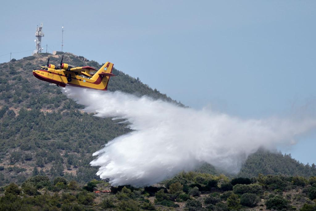 Feuer sind in den Sommermonaten auf Griechenland nicht ungewöhnlich. Bei den derzeitigen Bränden auf der Insel Chios vermuten die Behörden Brandstiftung. (Symbolfoto) - Foto: Thanassis Stavrakis/AP/dpa