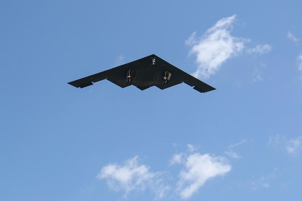 Ein B-2-Bomber landet auf der Whiteman Air Force Base in den USA bei seiner Rückkehr von einem massiven Angriff auf iranische Atomanlagen. - Foto: David Smith/AP/dpa