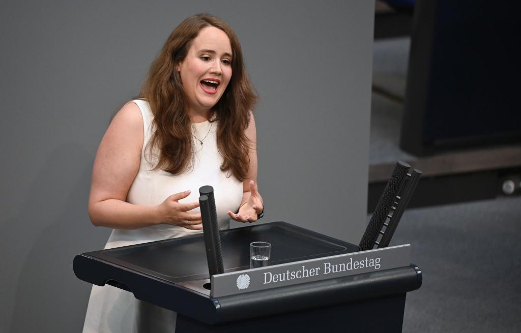 Lang sagt: «Die Menschen wollen sich darauf verlassen können, dass ihr T-Shirt nicht von Kindern genäht wurde.» (Archivbild) - Foto: Katharina Kausche/dpa