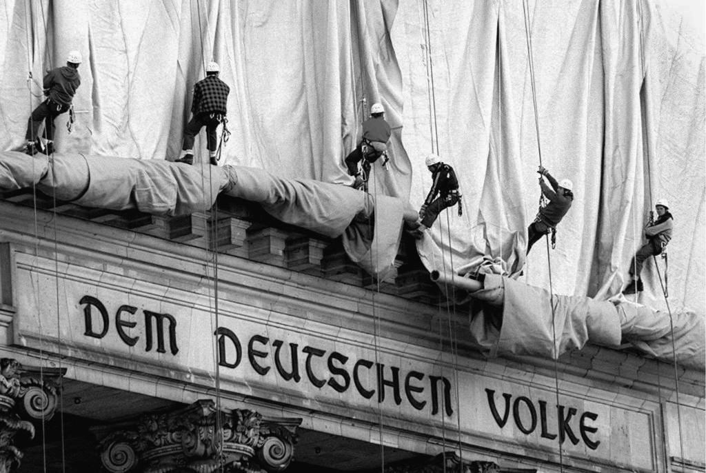 Vom 24. Juni bis zum 7. Juli 1995 verschwand das Gebäude unter 100.000 Quadratmetern silbrig schimmernden Stoffs. - Foto: Wolfgang Kumm/dpa