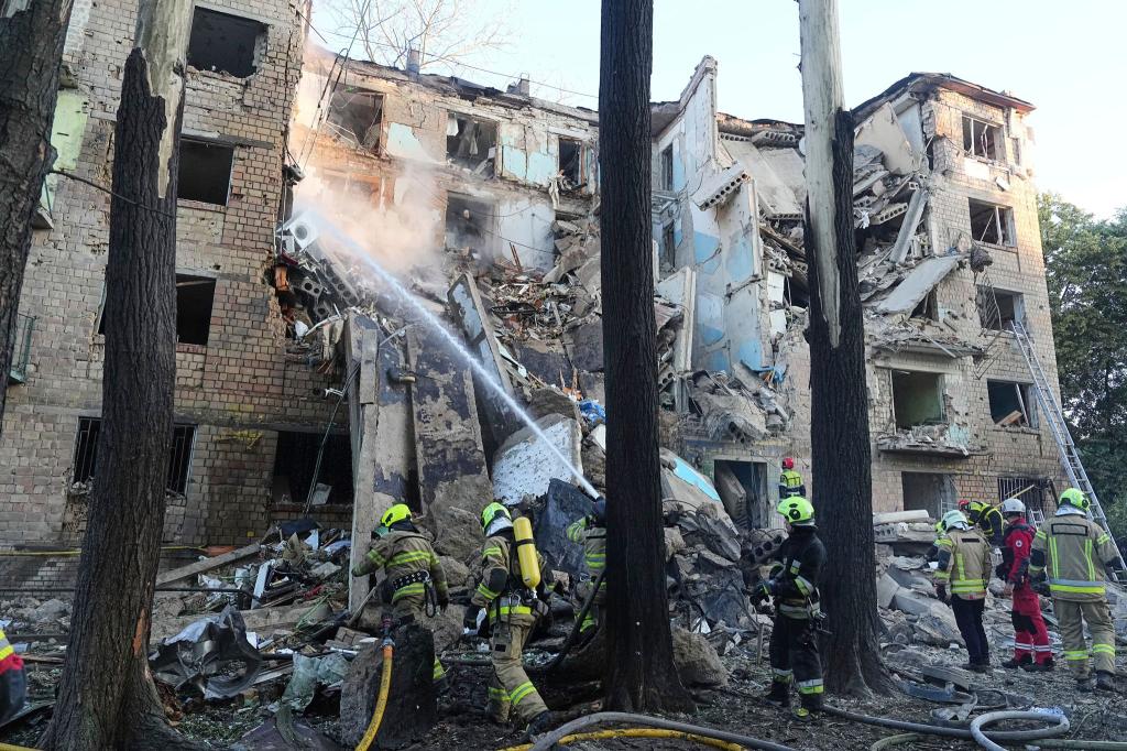 Bei nächtlichen Angriffen auf Kiew und Umgebung wurden nach offiziellen Angaben mindestens sechs Menschen getötet. - Foto: Efrem Lukatsky/AP/dpa