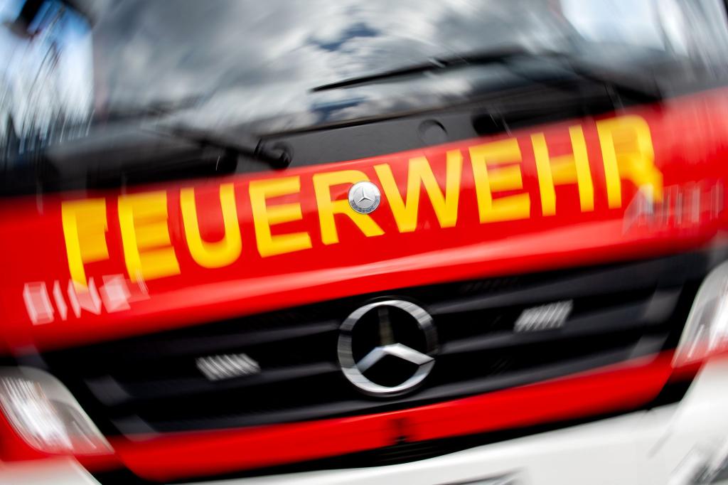 Der Brand eines Wohnhauses konnte innerhalb kurzer Zeit gelöscht werden, die Suche nach den vier Kindern im Dachgeschoss dauerte hingegangen lange. (Symbolbild) - Foto: Hauke-Christian Dittrich/dpa